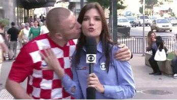 被占便宜！直播世界杯遭強(qiáng)吻 盤(pán)點(diǎn)遭強(qiáng)吻的美女記者們